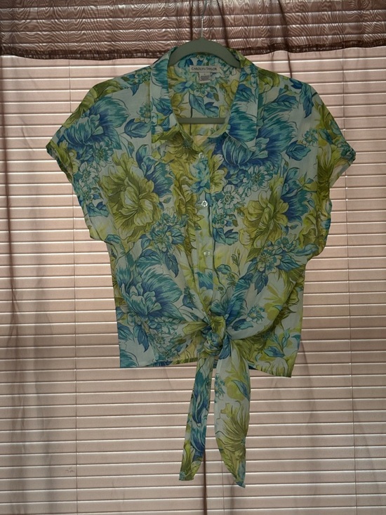 Carolyn Taylor Tops - 🌞🪻🌼LIKE NEW Carolyn Taylor Blue & Lime Floral Tie-Front Cap Sleeve Blouse LARGE